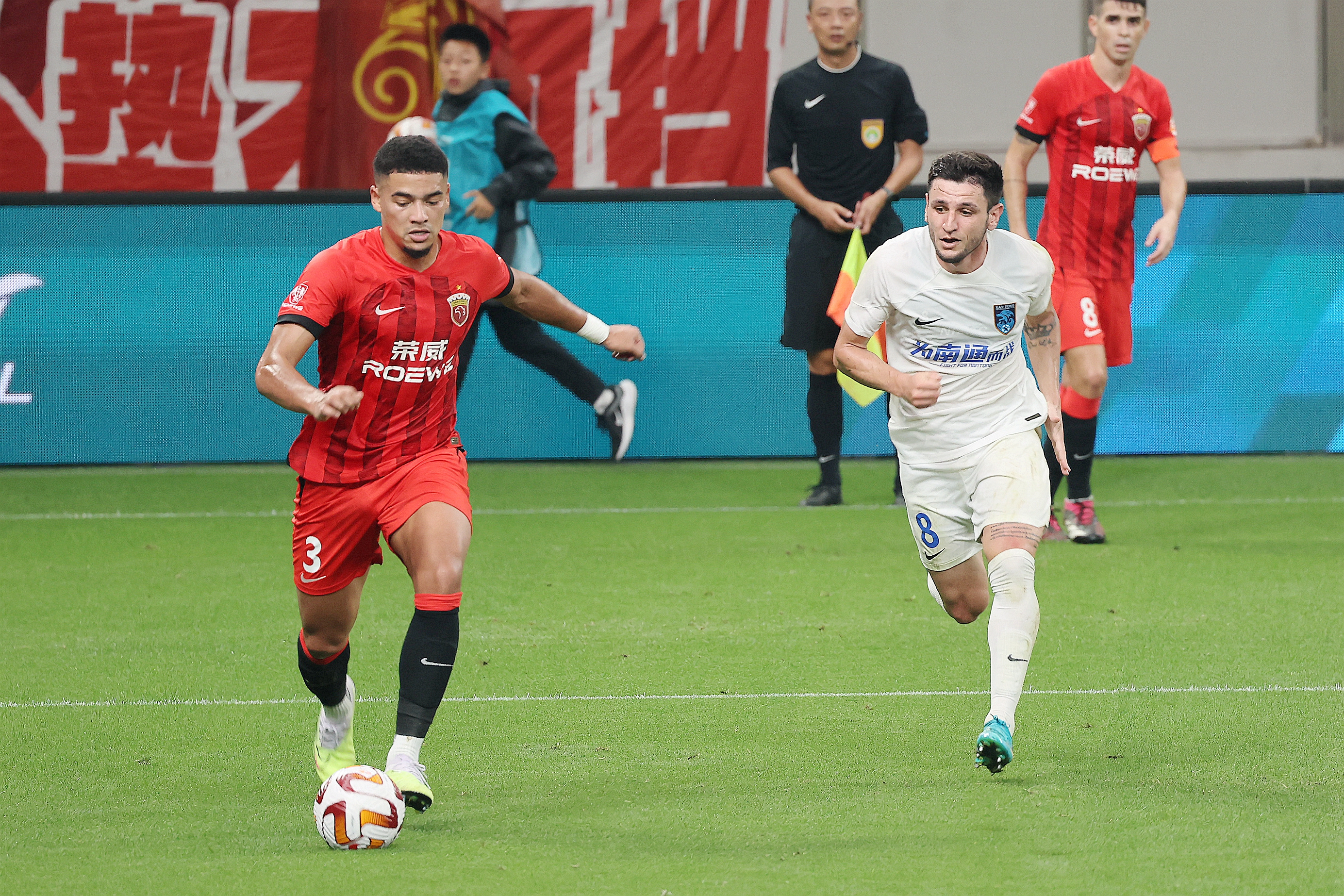 关于汉堡球员梅开二度，主场告捷逆袭的信息